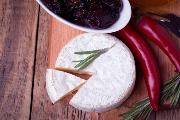 Brie Käse auf altem Holztisch — Stockfoto