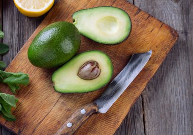 eski kesme tahtası üzerinde avokado.