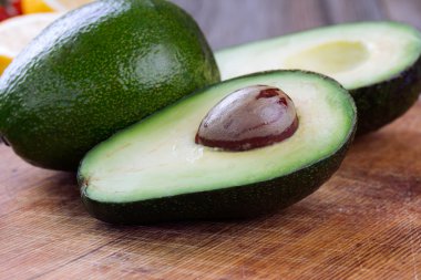 Koyu renk ahşap arka planda avokado..