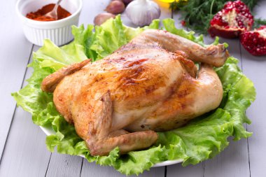 Festival akşam yemeği için ev yapımı kavrulmuş tavuk.