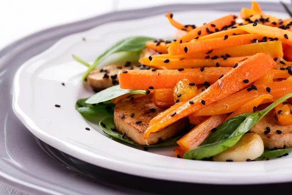Insalata di tofu con carote, spinaci e sesamo — Foto Stock