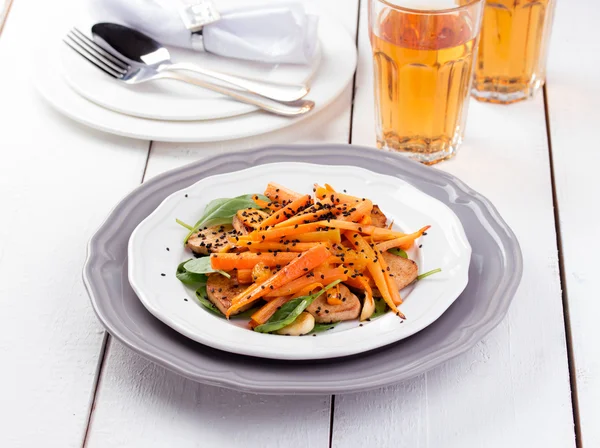 Insalata di tofu con carote, spinaci e sesamo — Foto Stock