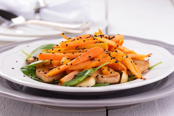 Tofu salade met wortelen, spinazie en sesam — Stockfoto