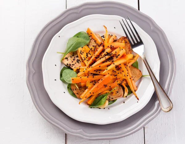 Tofu salade met wortelen, spinazie en sesam — Stockfoto
