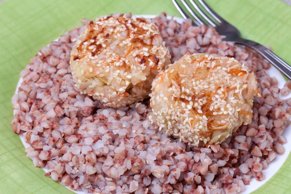 Escalopes de chou avec garniture de sarrasin — Photo