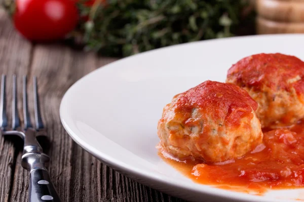 Albóndigas en salsa de tomate en plato blanco — Foto de Stock