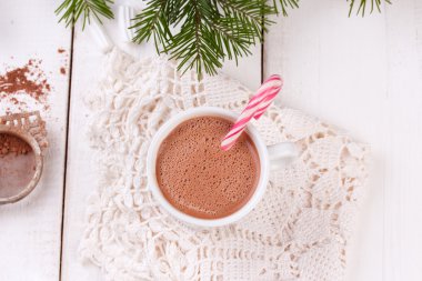 Sıcak çikolata bir fincan içinde Noel candy köpekler