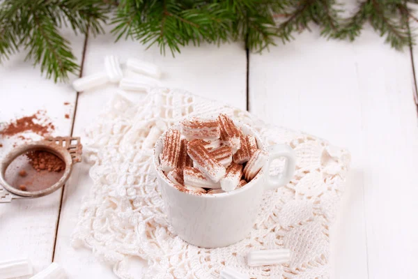 Кружка горячего шоколада с зефиром — стоковое фото