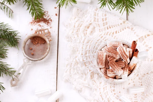 Кружка горячего шоколада с зефиром — стоковое фото