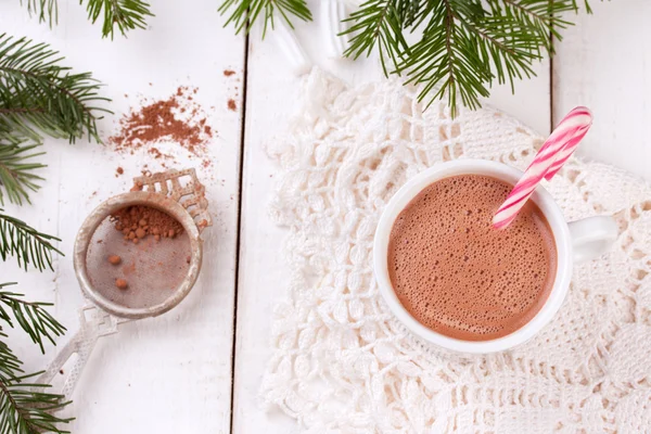 Sıcak çikolata bir fincan içinde Noel candy köpekler