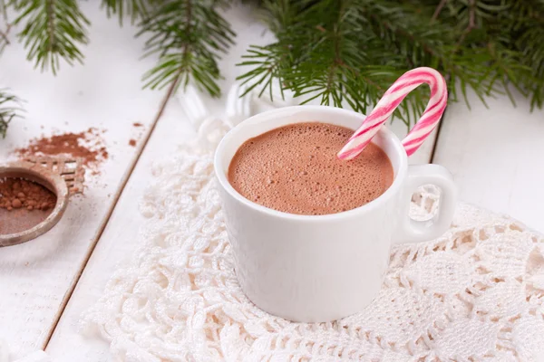 Рождественские конфеты в чашке горячего шоколада — стоковое фото