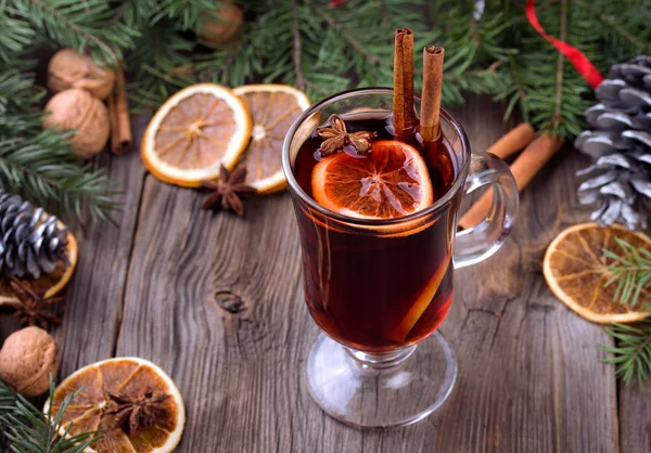 Mulled şarap, dilimlenmiş kurutulmuş portakal, tarçın, anason yıldız ve mum çam brunch ile