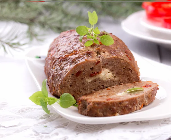 Hausgemachter Hackbraten in Scheiben geschnitten. — Stockfoto