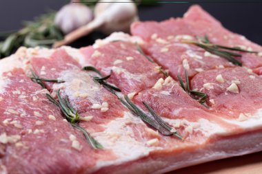 Domuz yağı ile otlar baharat