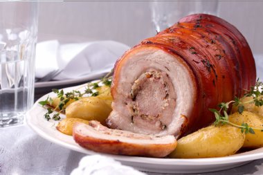 Patates ve yeşil ile kavrulmuş domuz eti.