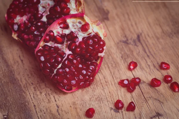 Några röda saftiga granatäpple — Stockfoto