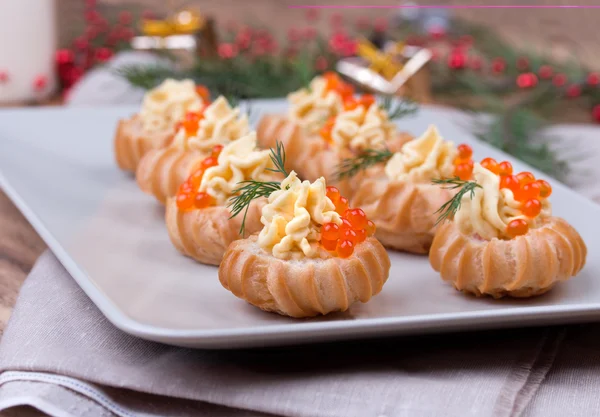 Profiteroles gefüllt mit rotem Kaviar auf einem Teller — Stockfoto