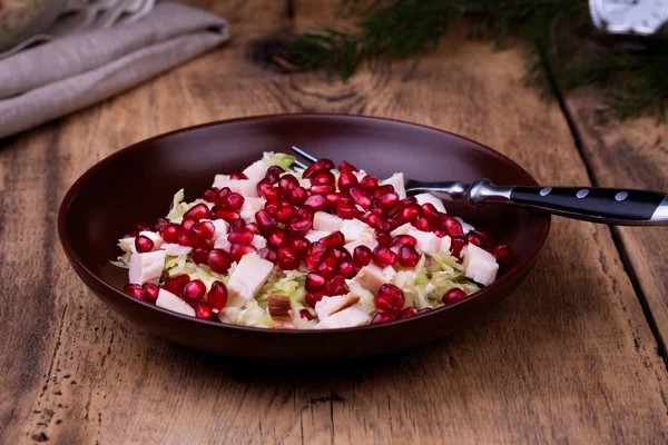 Здоровый салат с семенами граната, курицей и капустой . — стоковое фото