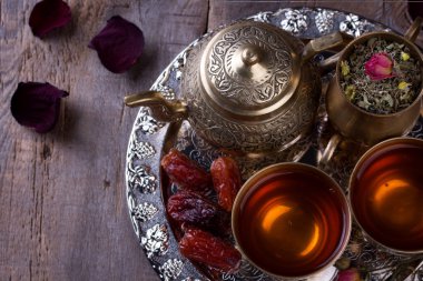 Geleneksel Arapça çay ayarla ve kurutulmuş tarihleri.