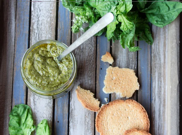 Zelfgemaakte pesto op een rustieke houten dienblad — Stockfoto