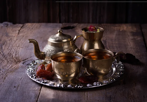 Традиционный арабический чайный сервиз и сухие финики . — стоковое фото