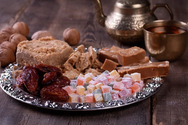 Oriental doce no fundo de madeira — Fotografia de Stock