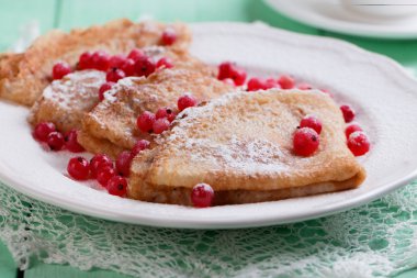 Ev yapımı taze gözlemeler taze çilek ile plaka üzerinde