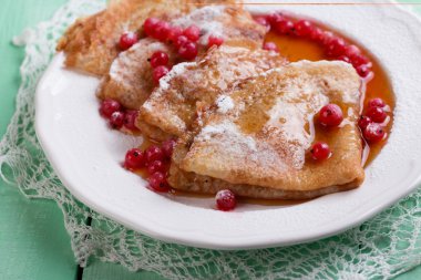 Ev yapımı taze gözlemeler taze çilek ile plaka üzerinde