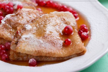 Ev yapımı taze gözlemeler taze çilek ile plaka üzerinde