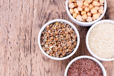 Çeşitli baklagiller ve tohum kâse. Mercimek, susam, Antep fıstığı, keten tohumu, Kuru üzüm, fıstık, Leblebi.