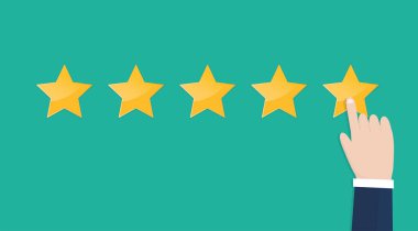 İşadamı, yeşil arka planda beş yıldız gösteriyor.