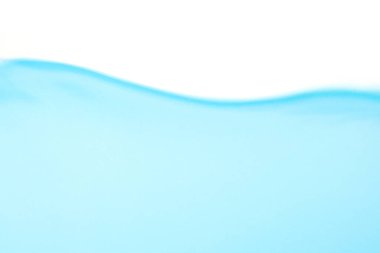 Soyut mavi su, beyaz arkaplan üzerine dalga yüzeyi sıçratır