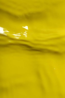 Sarı suluboya dalga sıçraması