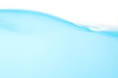 Soyut mavi su, beyaz arkaplan üzerine dalga yüzeyi sıçratır