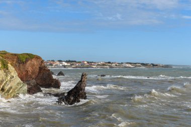 Yazın Fransız sahillerindeki Atlantik Okyanusu 'nda bir kayanın üzerinde dalgalar kırılıyor..