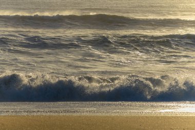 Rüzgarlı Deniz Dalgaları 'nda güneşli bir gün Fransız sahillerindeki Atlantik Okyanusu üzerinde dalgalar.