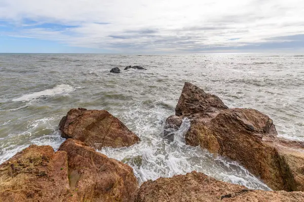 Briser Les Vagues Sur Les Rochers Une Falaise Sur Côte — Photo