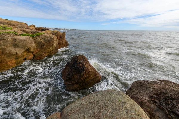 Rompiendo Olas Las Rocas Acantilado Costa Atlántica Francesa Verano — Foto de Stock