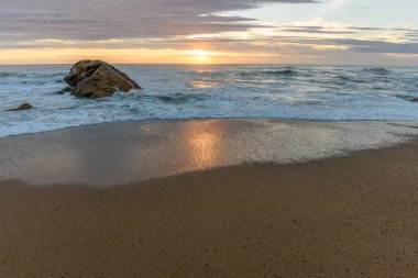 Fransa 'nın Atlantik kıyısında güzel bir gün batımı.