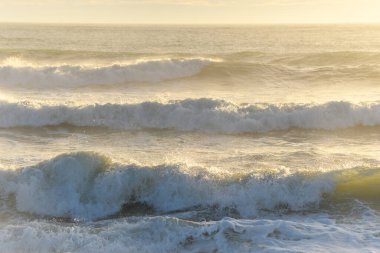 Fransa 'da Atlantik Okyanusu sahilinde dalgalar kopuyor..