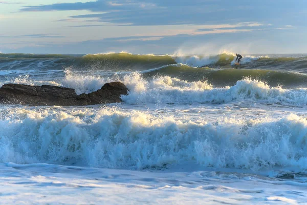 フランスでの晴れた日の海の波の上での行動のサーファー — ストック写真