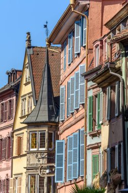 Ünlü şehir Colmar, güzel kanalları ve geleneksel yarı keresteli evleri olan pitoresk eski bir turist mahallesidir. Colmar, Haut-Rhin, Alsace, Fransa.