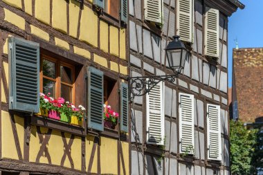 Ünlü şehir Colmar, güzel kanalları ve geleneksel yarı keresteli evleri olan pitoresk eski bir turist mahallesidir. Colmar, Haut-Rhin, Alsace, Fransa.