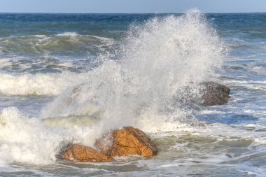 Fransa 'daki Sables d' Olonne 'da Atlantik Okyanusu' nun kıyısındaki kayalara vuran dalgalar..