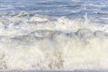 Atlas Okyanusu kıyısında Fransa 'daki Sables d' Olonne 'da dalgalar kopuyor..