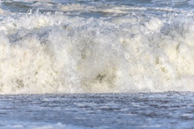 Atlas Okyanusu kıyısında Fransa 'daki Sables d' Olonne 'da dalgalar kopuyor..