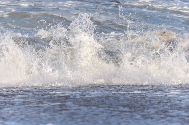 Atlas Okyanusu kıyısında Fransa 'daki Sables d' Olonne 'da dalgalar kopuyor..