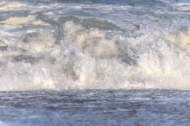 Atlas Okyanusu kıyısında Fransa 'daki Sables d' Olonne 'da dalgalar kopuyor..