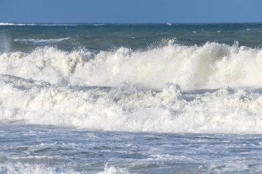 Atlas Okyanusu kıyısında Fransa 'daki Sables d' Olonne 'da dalgalar kopuyor..
