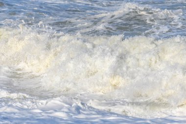 Atlas Okyanusu kıyısında Fransa 'daki Sables d' Olonne 'da dalgalar kopuyor..